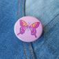 Preview: Ansteckbutton Schmetterling rosa auf Jeans
